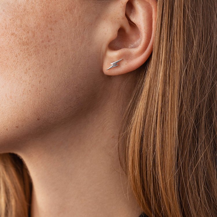 Серьги - пусеты "Молнии" в белом золоте с07942 от ювелирного магазина Оникс - 1