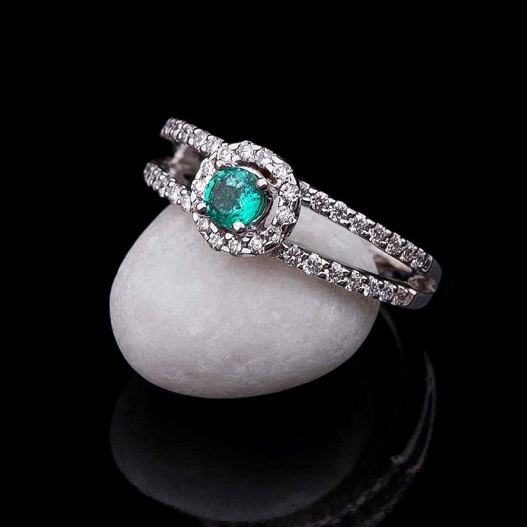 Помолвочное кольцо с изумрудом бриллиантами КБ1-4372 от ювелирного магазина Оникс - 1