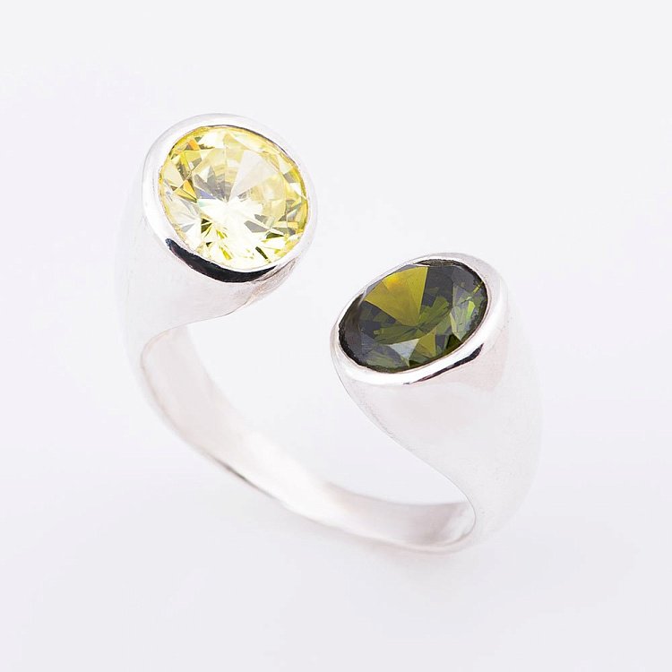 Срібний перстень з фіанітами 111745ж від ювелірного магазину Онікс