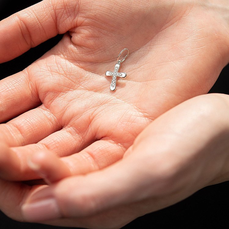 Крестик в белом золоте с фианитами п03760 от ювелирного магазина Оникс - 1