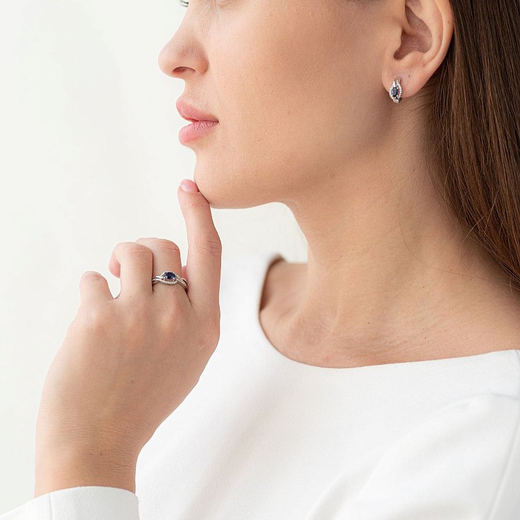 Золотое кольцо с синим сапфиром и бриллиантами C01298R от ювелирного магазина Оникс - 1