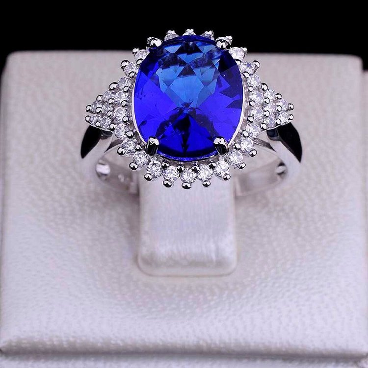 Серебряное кольцо с фианитами к9 от ювелирного магазина Оникс - 5