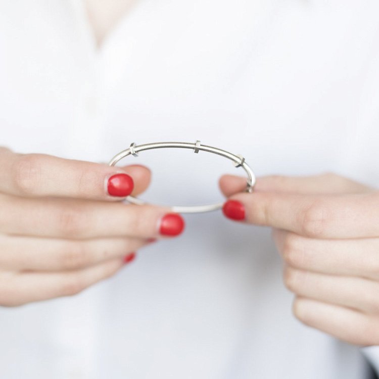 Жорсткий золотий браслет б03694 від ювелірного магазину Онікс - 5