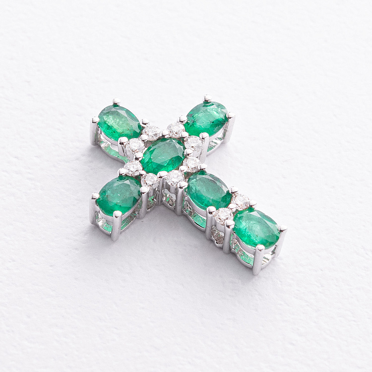 Крестик в белом золоте (бриллианты, изумруды) пб0394ca от ювелирного магазина Оникс