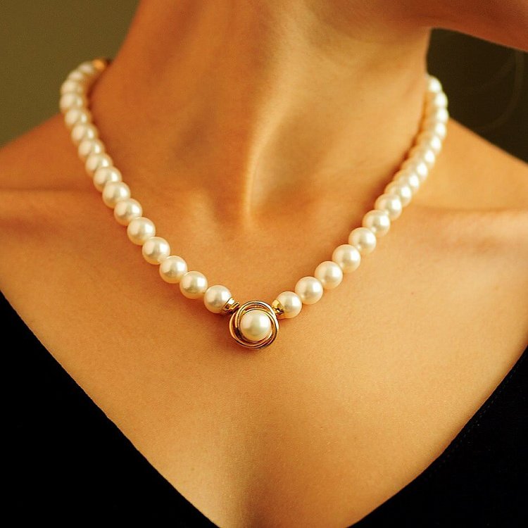 Колье из жемчуга со вставкой из белого,красного и желтого золота бус6531 от ювелирного магазина Оникс