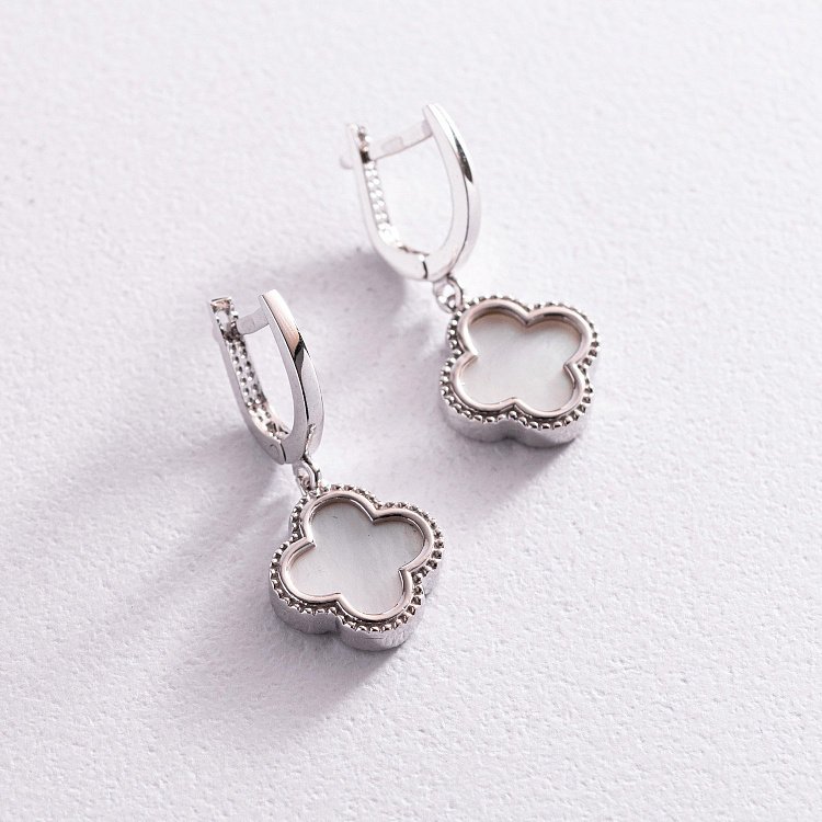 Сережки "Конюшина" в білому золоті (перламутр) с07664 від ювелірного магазину Онікс