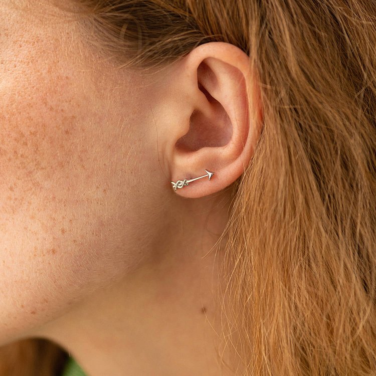 Серьги - пусеты "Love" в белом золоте с07673 от ювелирного магазина Оникс - 1