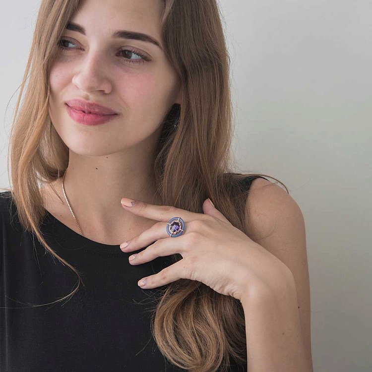 Золота каблучка з агатом і фіанітами 379677 від ювелірного магазину Онікс