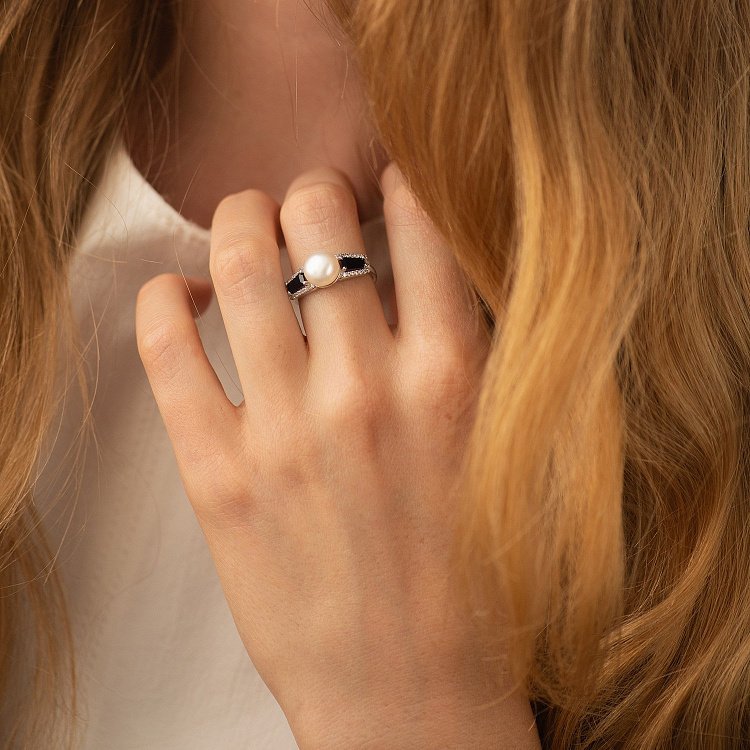 Срібна каблучка з перлами, гідротерм. сапфірами та фіанітами 1838-1р-PWTNS від ювелірного магазину Онікс - 1