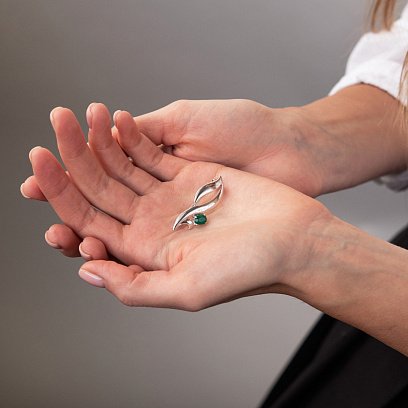 Серебряная брошь с ониксом з16065 №2