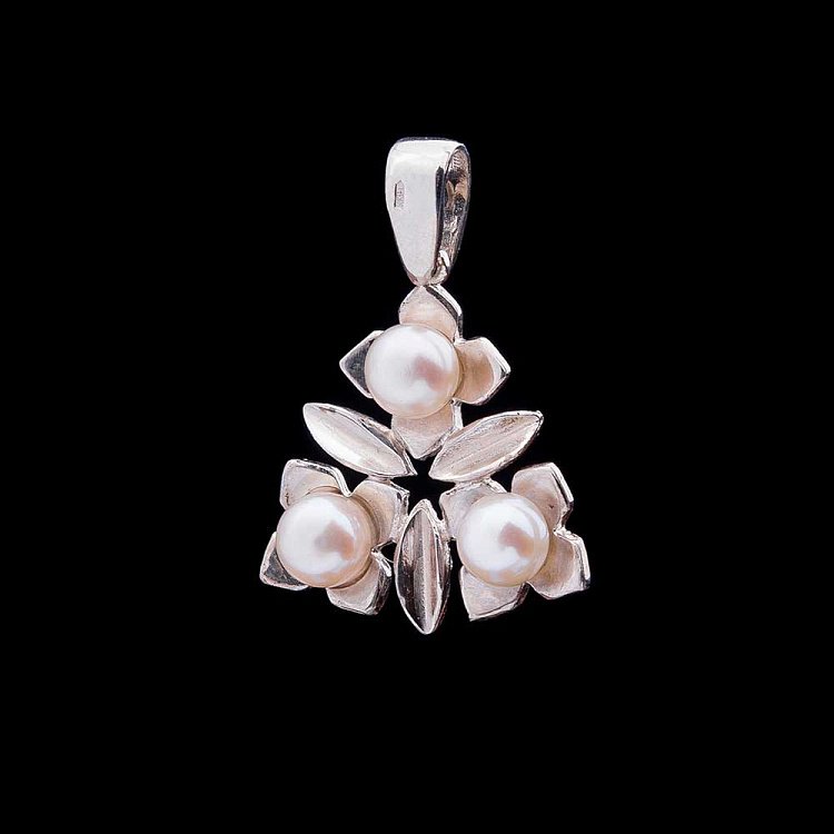 Срібна підвіска "Квіточки з культ. прісн. Перлами" 131153 Срібна підвіска "Квіточки з культ. прісн. Перлами" 131153 від ювелірного магазину Онікс