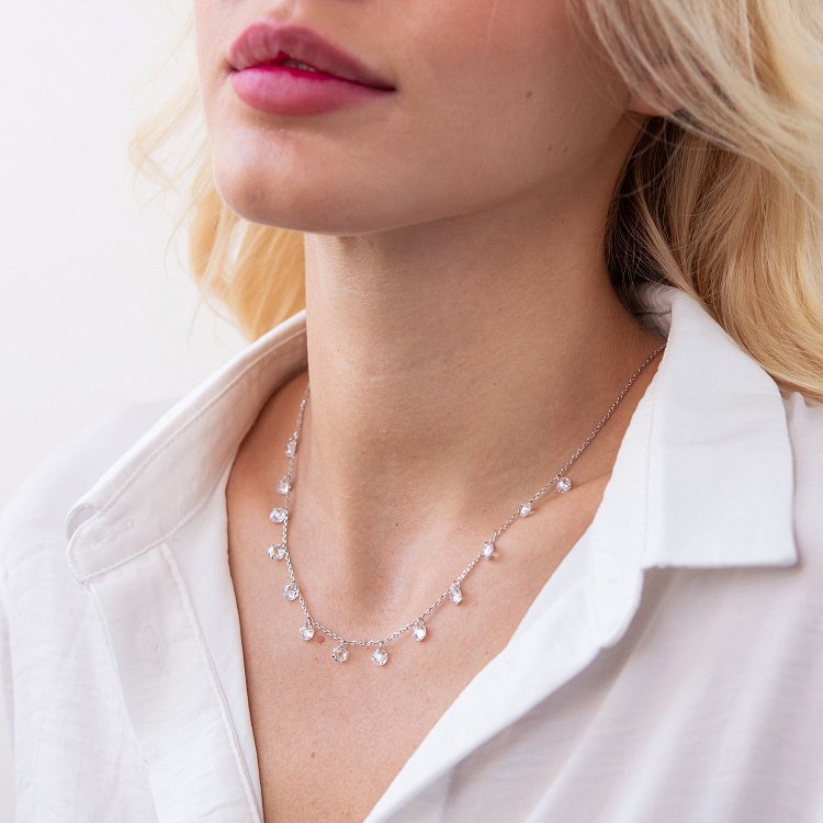 Серебряное колье с фианитами 18519 от ювелирного магазина Оникс