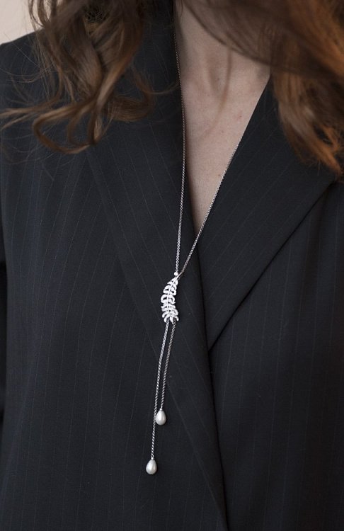 Срібне кольє "Перо" з фіанітами і перлами 18608 від ювелірного магазину Онікс - 1