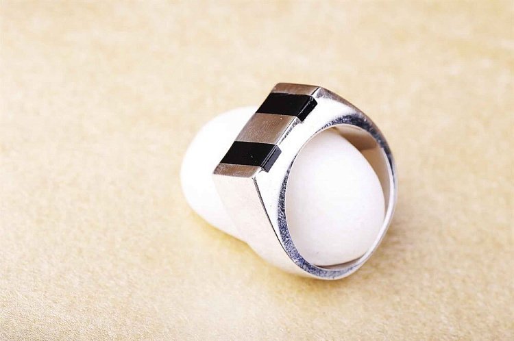 Каблучка з емаллю 111177 від ювелірного магазину Онікс - 2