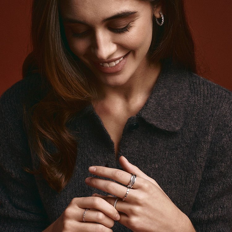 Срібна каблучка з доріжкою каміння (фіаніти) 8150 від ювелірного магазину Онікс - 2