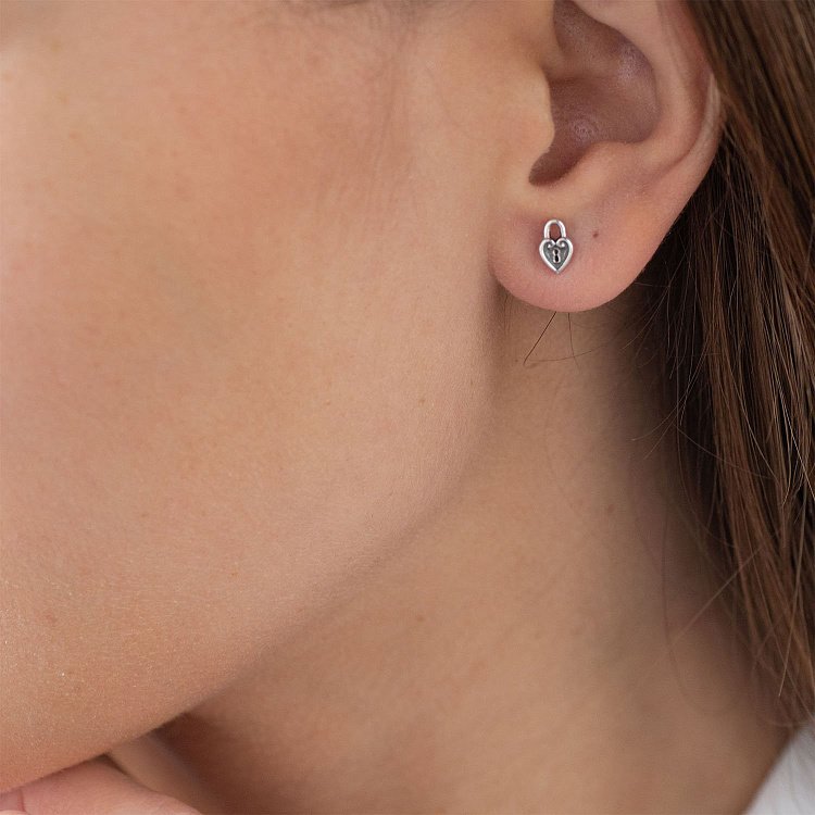 Серебряные серьги-пусеты "Замочки" с чернением 121886 от ювелирного магазина Оникс - 1