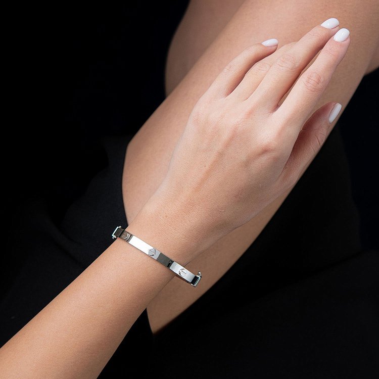 Жесткий браслет в белом золоте (0.6 см) б03598 от ювелирного магазина Оникс - 1