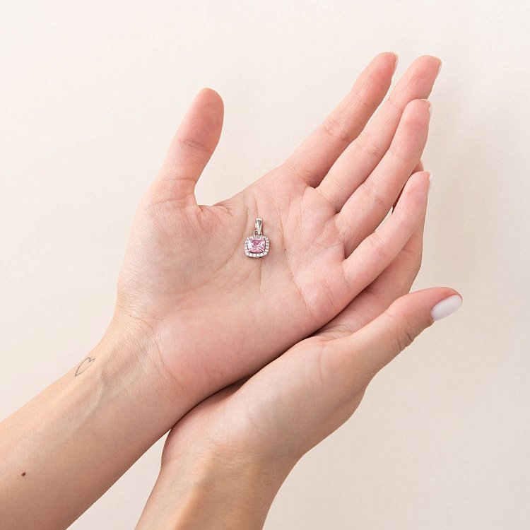 Серебряная подвеска с белыми и розовыми фианитами 133085 от ювелирного магазина Оникс - 1