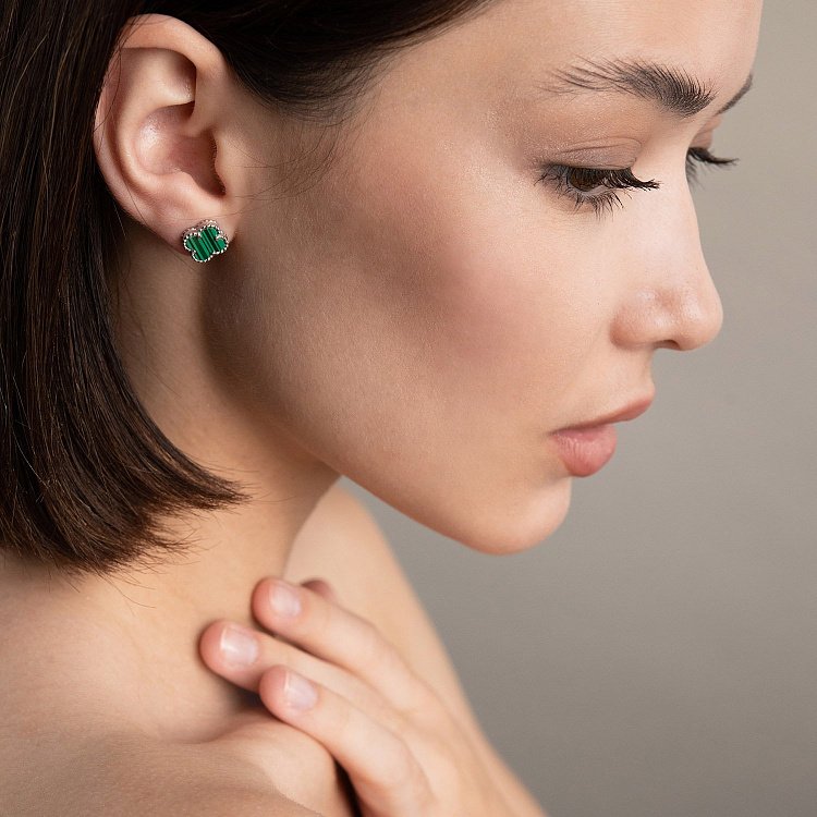 Срібні сережки - пусети "Конюшина" з малахітом 121815 від ювелірного магазину Онікс - 2