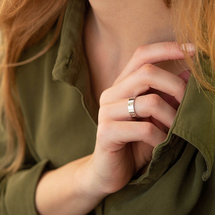 Каблучка "Love" у білому золоті к06913 від ювелірного магазину Онікс - 3