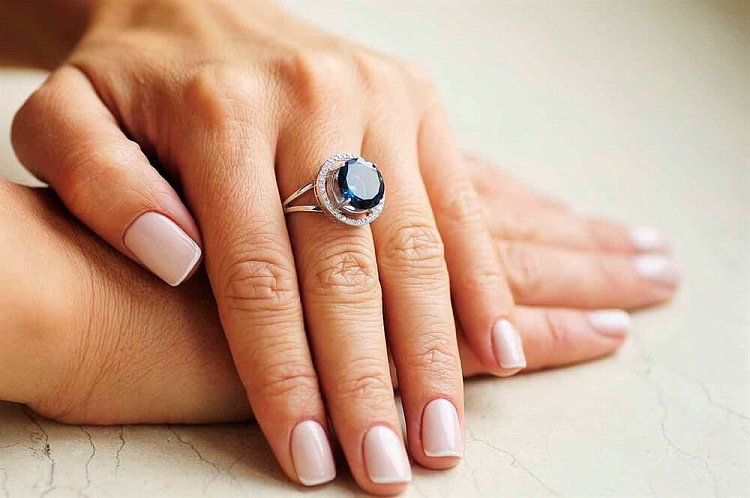 Золота каблучка з блакитним "Лондон" топазом і фіанітами к416 від ювелірного магазину Онікс - 3