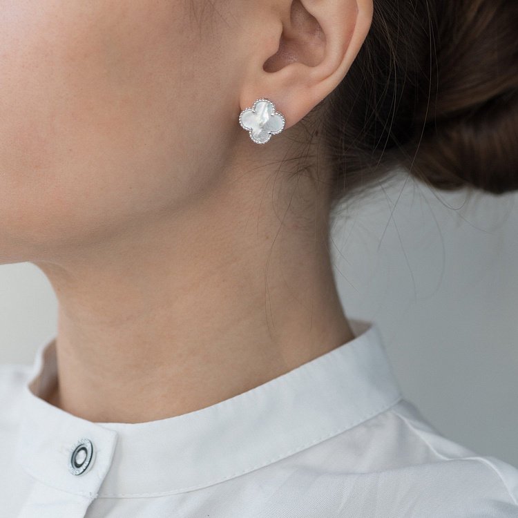 Срібні сережки "Конюшина" з перламутром 122114 від ювелірного магазину Онікс - 6