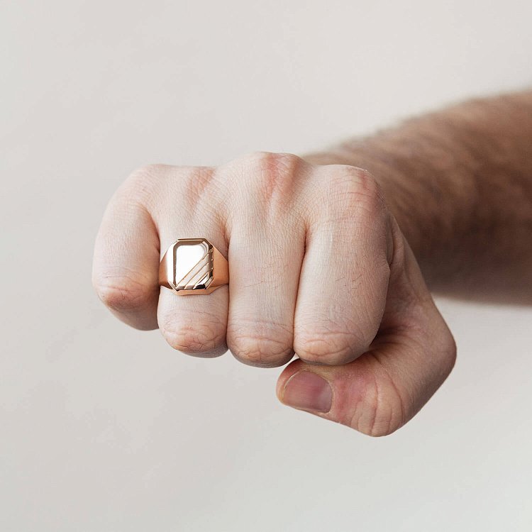 Мужская золотая печатка к06983 от ювелирного магазина Оникс - 1