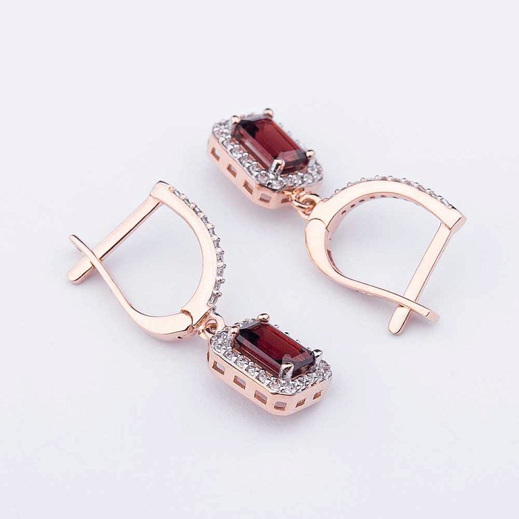 Золотые серьги с пиропом (гранатом) и фианитами с04178 от ювелирного магазина Оникс - 1