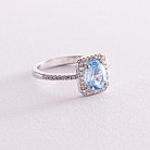 Серебряное кольцо с голубым топазом и фианитами 111474 от ювелирного магазина Оникс