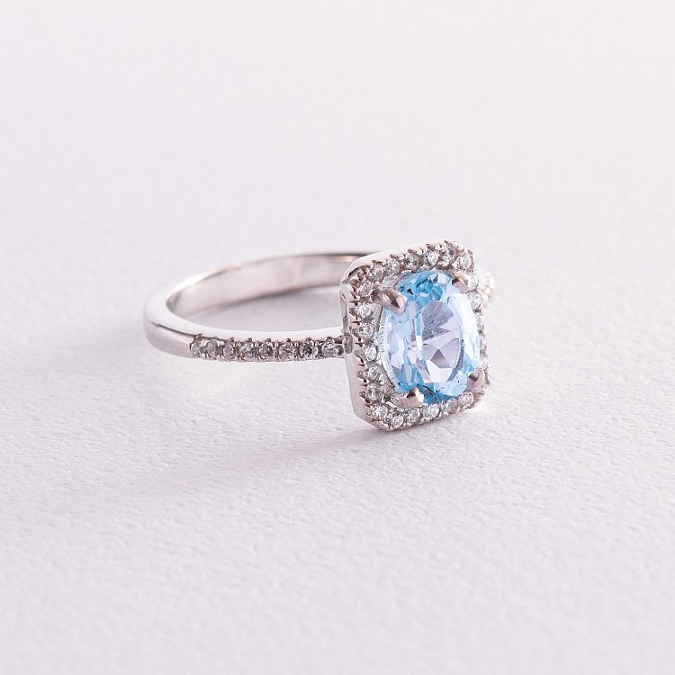 Серебряное кольцо с голубым топазом и фианитами 111474 от ювелирного магазина Оникс