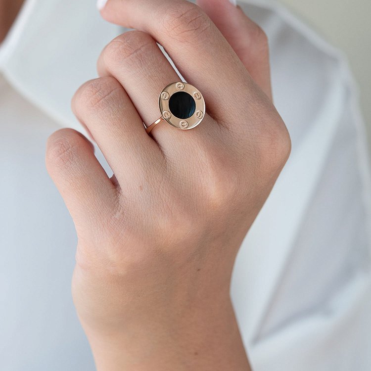 Каблучка "Love" в червоному золоті (емаль) к06529 від ювелірного магазину Онікс - 1