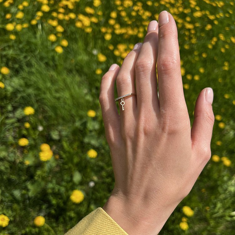 Золота каблучка "Ключик" з фіанітами к07004 від ювелірного магазину Онікс - 6