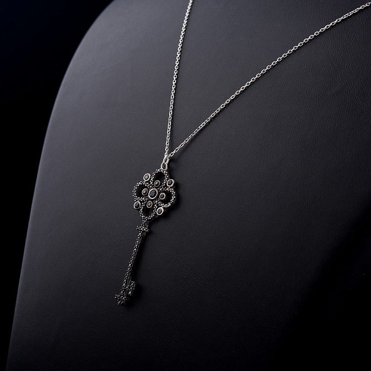 Серебряное колье "Ключик" 18476 от ювелирного магазина Оникс - 3