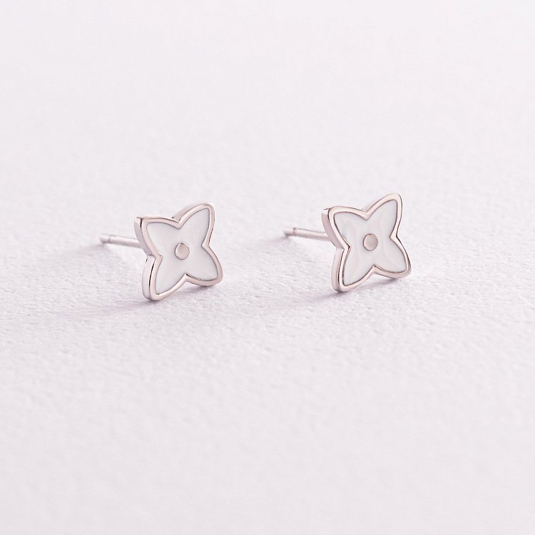 Срібні сережки - пусети "Конюшина" (біла емаль) 123050 від ювелірного магазину Онікс