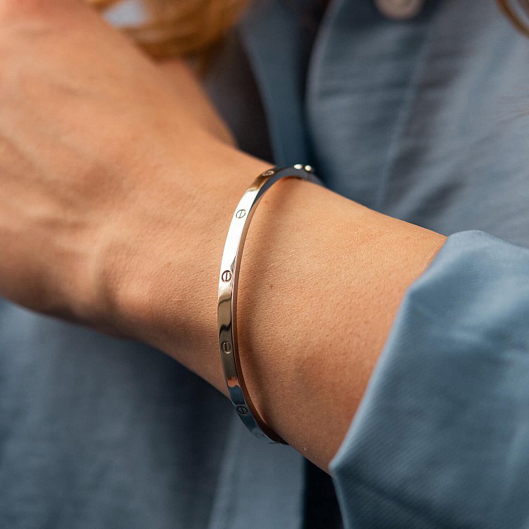 Жесткий браслет "Love" в белом золоте б05295 - 1 Жесткий браслет "Love" в белом золоте б05295 от ювелирного магазина Оникс - 1