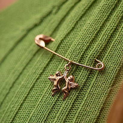 Золотая булавка с ангелочками зак00345 №4
