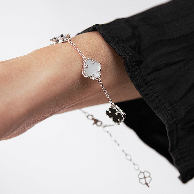 Срібний браслет "Конюшина" (перламутр, онікс) 141647 від ювелірного магазину Онікс - 1