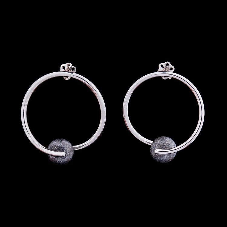 Сережки-кільця з кульками 12903 від ювелірного магазину Онікс - 1