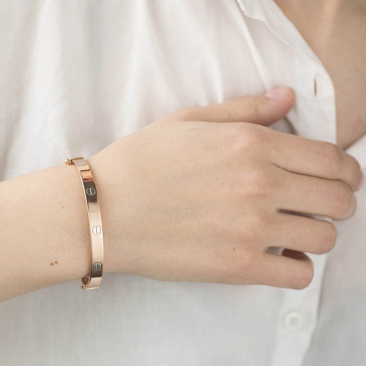 Золотой жесткий браслет б03938 от ювелирного магазина Оникс - 2