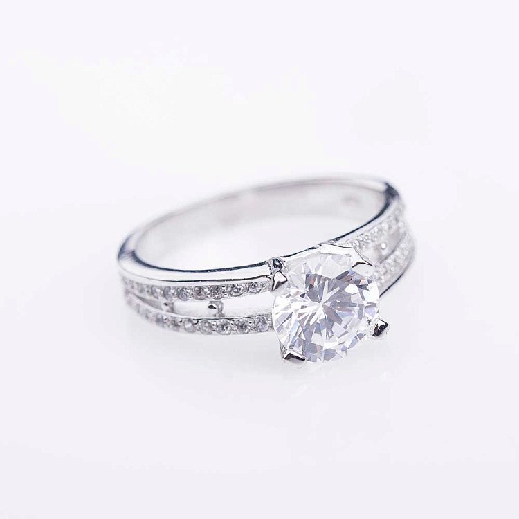 Серебряное помолвочное кольцо с фианитами 111838 от ювелирного магазина Оникс