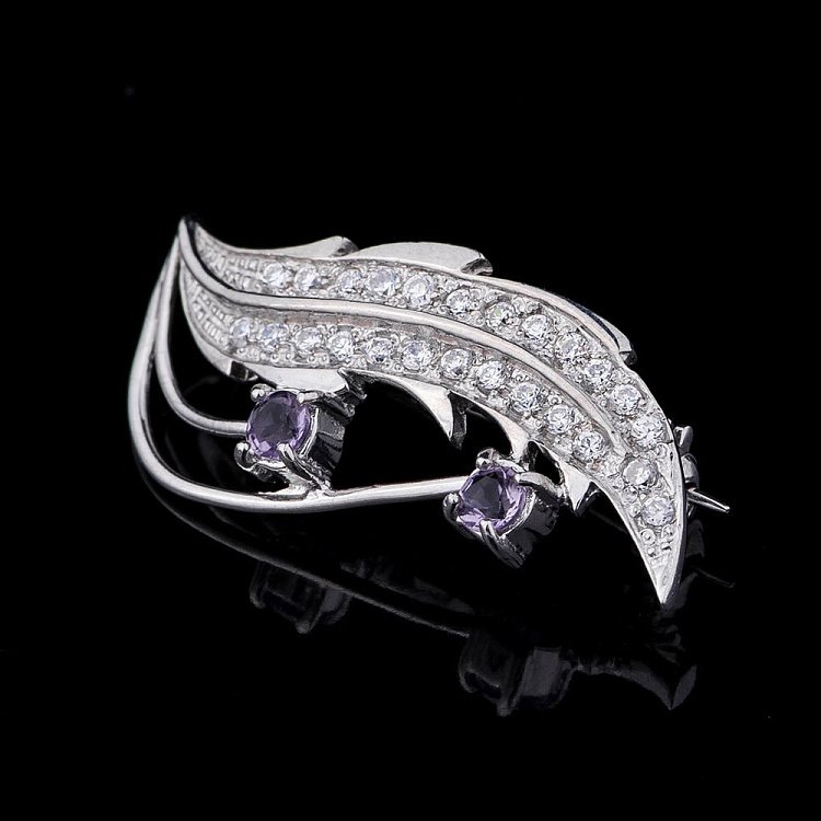 Срібна брошка з фіанітами і аметистом 16084 від ювелірного магазину Онікс