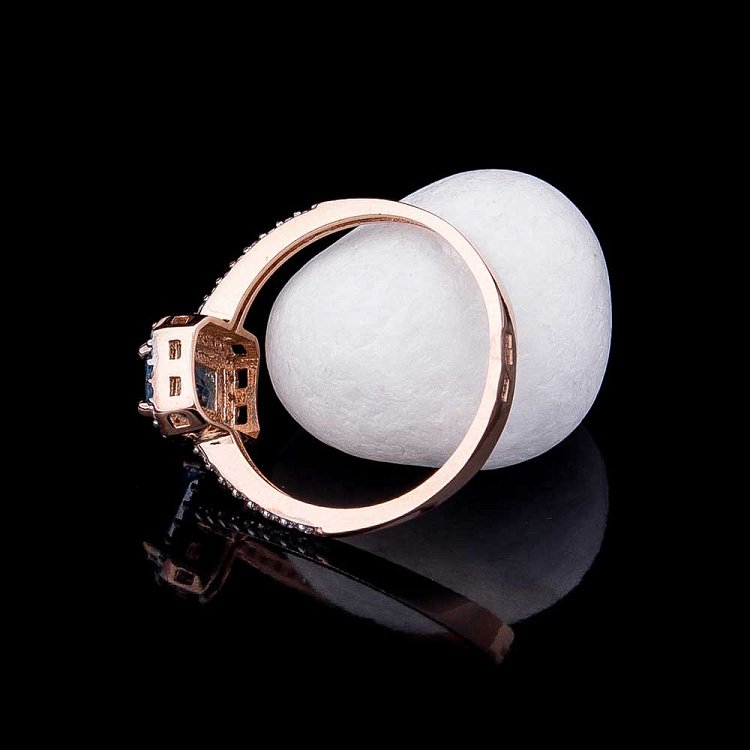 Золотое кольцо с голубым топазом и фианитами к04640 от ювелирного магазина Оникс - 2