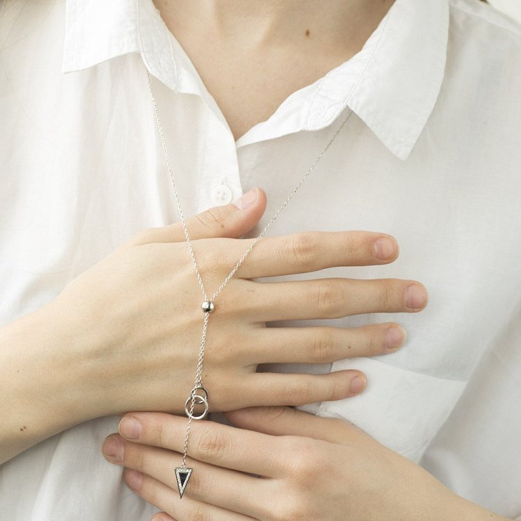 Серебряное колье "Треугольник и кольца" (фианиты) 18682 от ювелирного магазина Оникс - 4