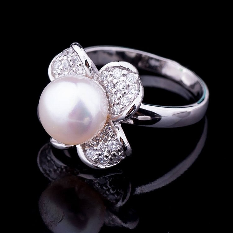 Кольцо "Клевер" (культ. пресн. жемчуг, фианиты) 111658 от ювелирного магазина Оникс - 1