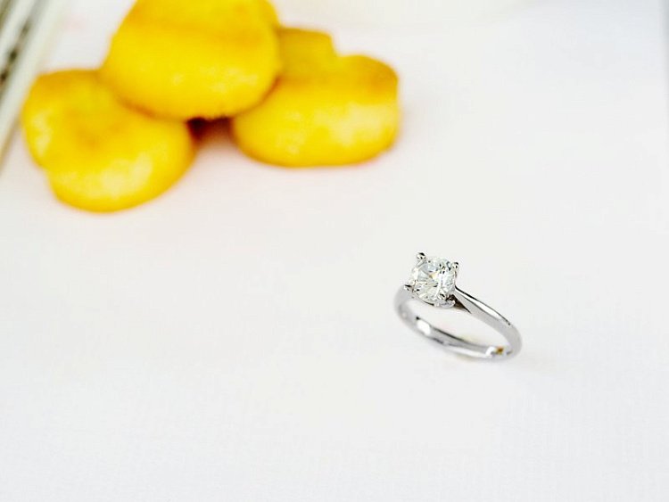 Золотое помолвочное кольцо с бриллиантом zbirderdl77 - 2 Золотое помолвочное кольцо с бриллиантом zbirderdl77 от ювелирного магазина Оникс - 2