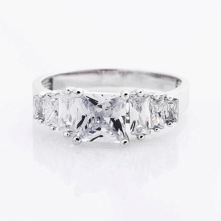 Золотое кольцо с фианитами к04551 от ювелирного магазина Оникс - 1