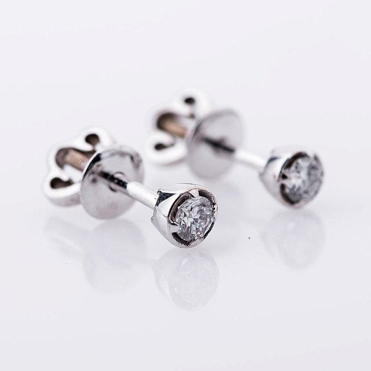 Золотые серьги-гвоздики с бриллиантами е0689б от ювелирного магазина Оникс