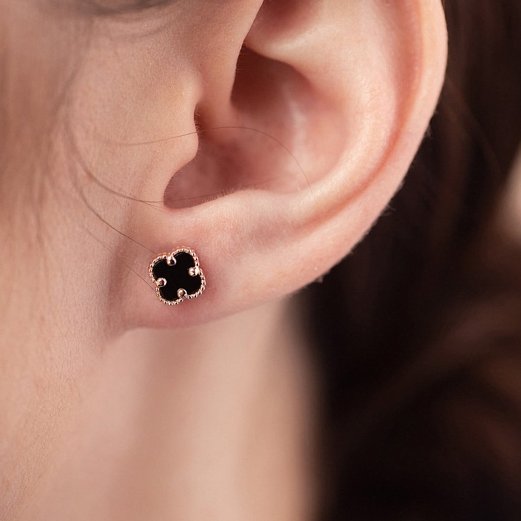 Cерьги - пусеты "Клевер" с ониксом mini (красное золото) с08402 от ювелирного магазина Оникс - 3