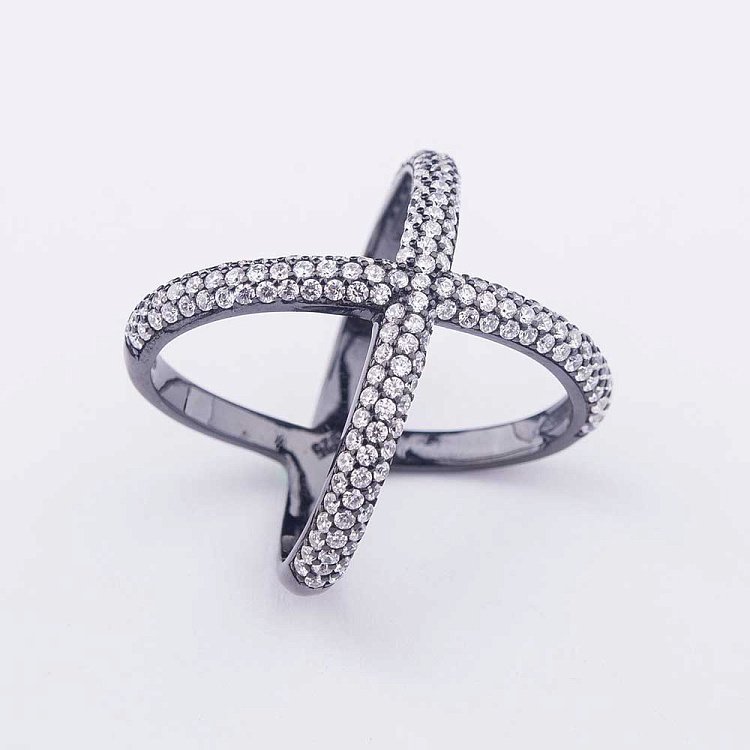 Серебряное кольцо с фианитами 111815 от ювелирного магазина Оникс