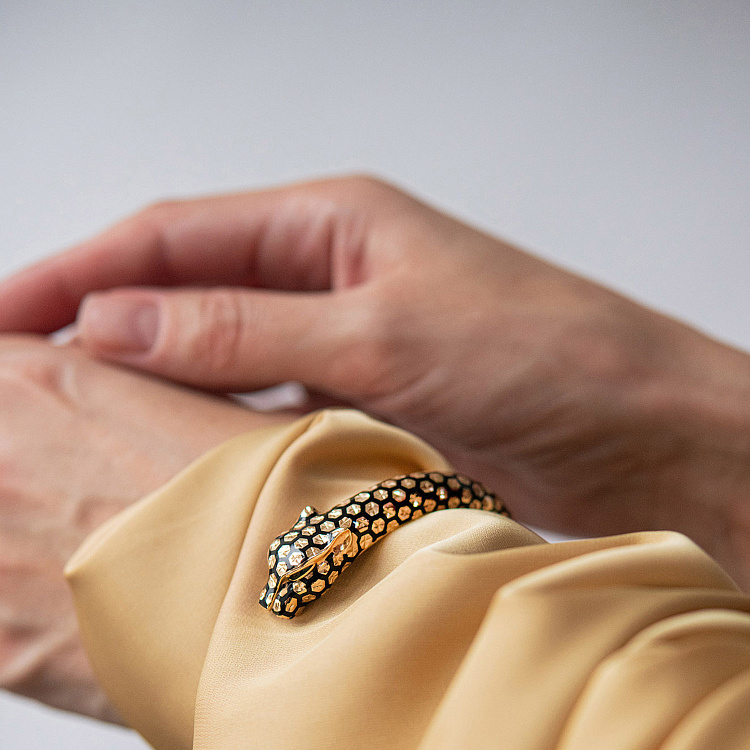 Жорсткий золотий браслет "Пантера" (емаль, фіаніти) б04928 від ювелірного магазину Онікс - 5